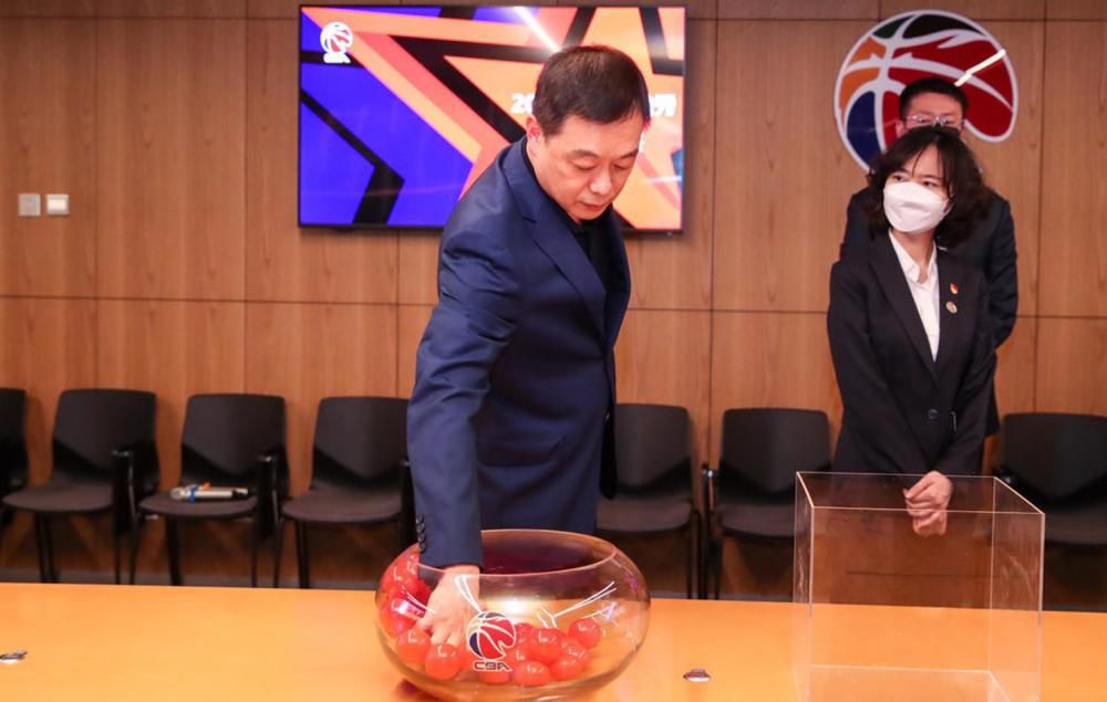 叶辰开口问：到底怎么回事？陈泽楷脱口道：您姑姑她去美容院找您岳母，说是要跟您岳母当面谈谈，可是人在美容院就忽然失踪、不知去向了。